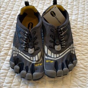 Vibram FiveFingers Gray and Black Shoes Size 41